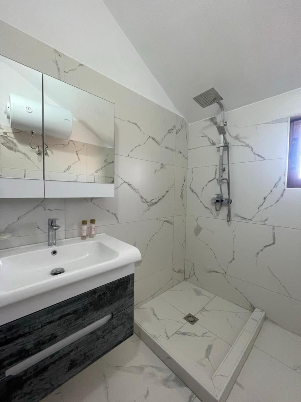 Vini Villa *
